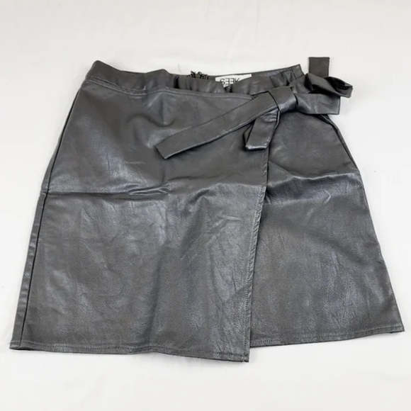 LF SEEK THE LABEL grey faux leather mini skirt - Picture 3 of 7